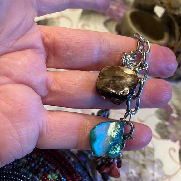 Blister pearl shell bracelet with angel and dolphin charms. - Picture 5 of 7